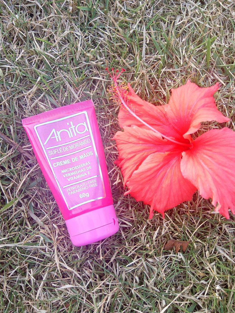 Mãos macias e aveludadas com Suflé de Morango Anita