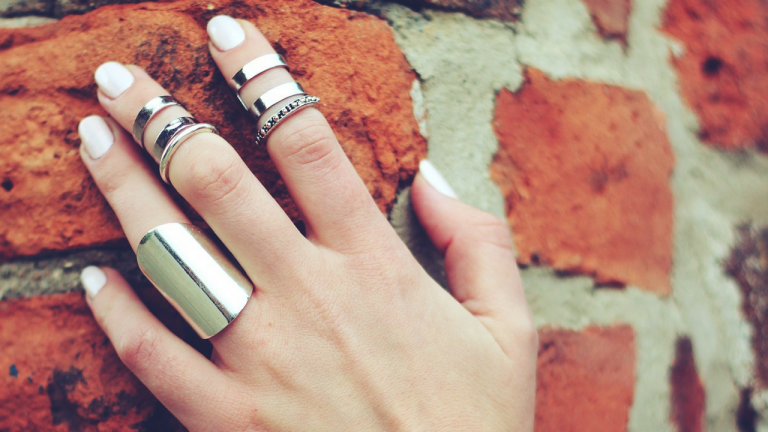 Cabe mais anel aí? – Tendência Mix de Aneis